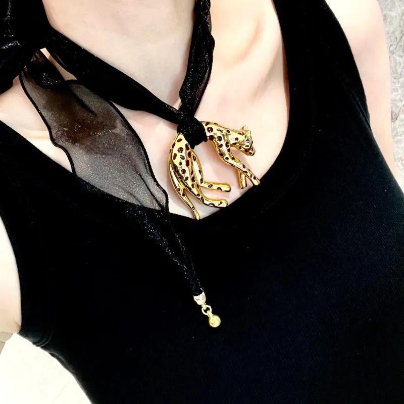 Collar Colgante de Malla con Estampado de Leopardo y Goteo de Aceite Retro con Cadena para Clavícula con Encanto Vintage y Aspecto de Lujo Ligero y de Alta Gama