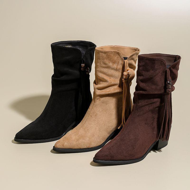 Damskie zamszowe kowbojki do połowy łydki na jesień/zimę 2025 z czubem w szpic, grubym obcasem, frędzlem i marszczeniami.