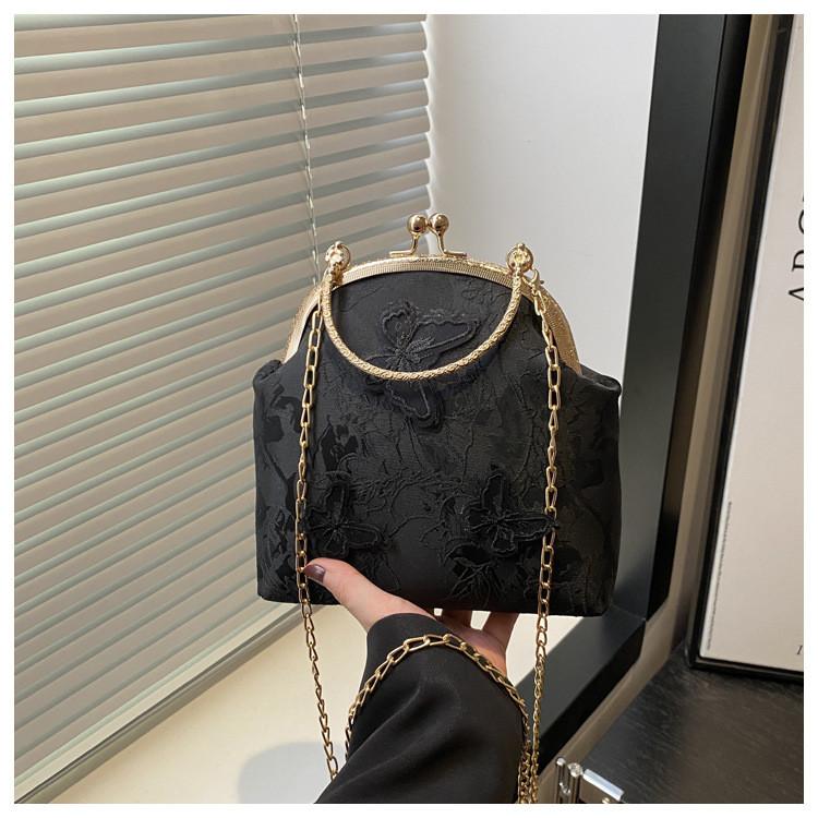 Borsa da sera ricamata eterea con dettagli in perle per serate alla moda