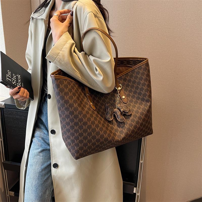 

«2025 Модная женская сумка-тоут большой вместимости класса люкс: Наплечный и ручной, стильный и универсальный для поездок на работу коричневый