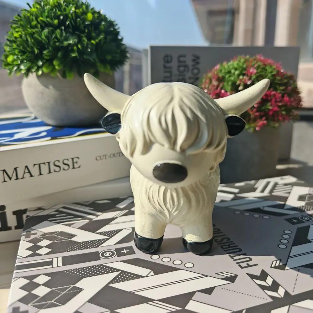 1 Piece of Highland Cow Statue Ornaments, Resin Craft Decoration, Scottish Highland Cow Art, Desk Office Accessories