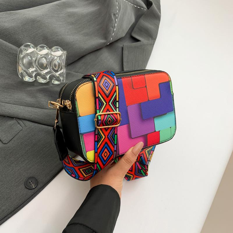 Tegoroczna popularna modna mała świeża torba dojazdowa w stylu zagranicznym 2024 lato nowa moda retro listonoszka mała kwadratowa torba damska