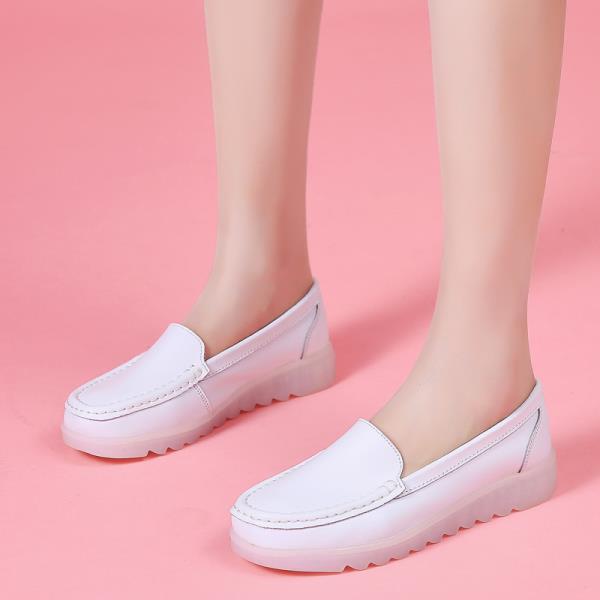 Модная летняя обувь женская осенняя теннисная женская мягкие кроссовки из натуральной кожи 2025 осенние дышащие мокасины медсестры белые белые кроссовки 35 3729₽