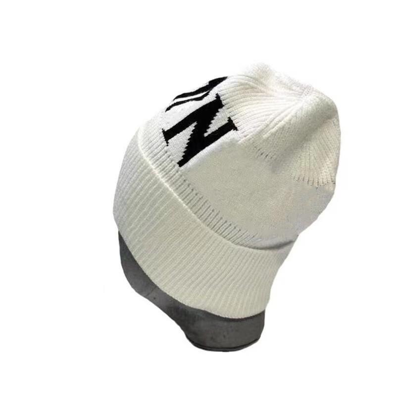 Strickmütze für Damen und Herren mit Buchstabenstickerei für den Winter und die Freizeit.