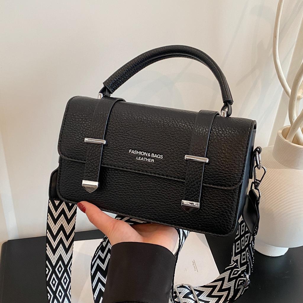 Bao Nu's New Handbag Is Versatile and Fashionable, and It Is A Small Square Bag with One Shoulder