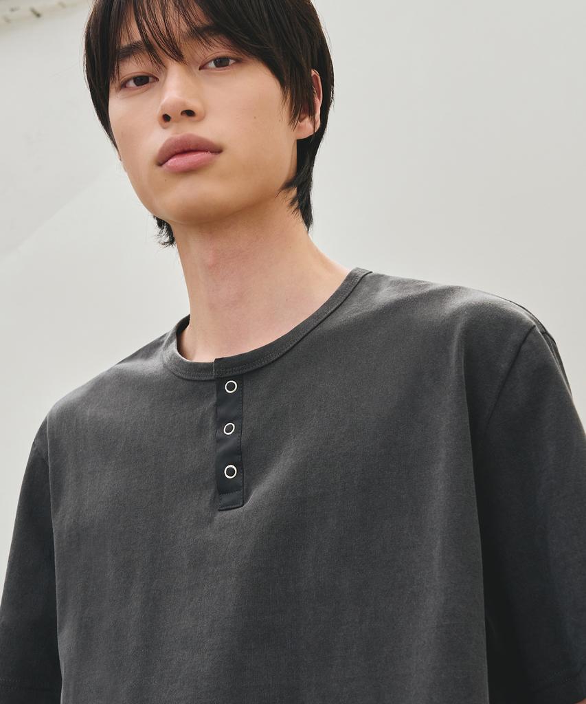 ROTEMBER Pigment Ring Snap Henley Neck Half T-Shirt [Charcoal]