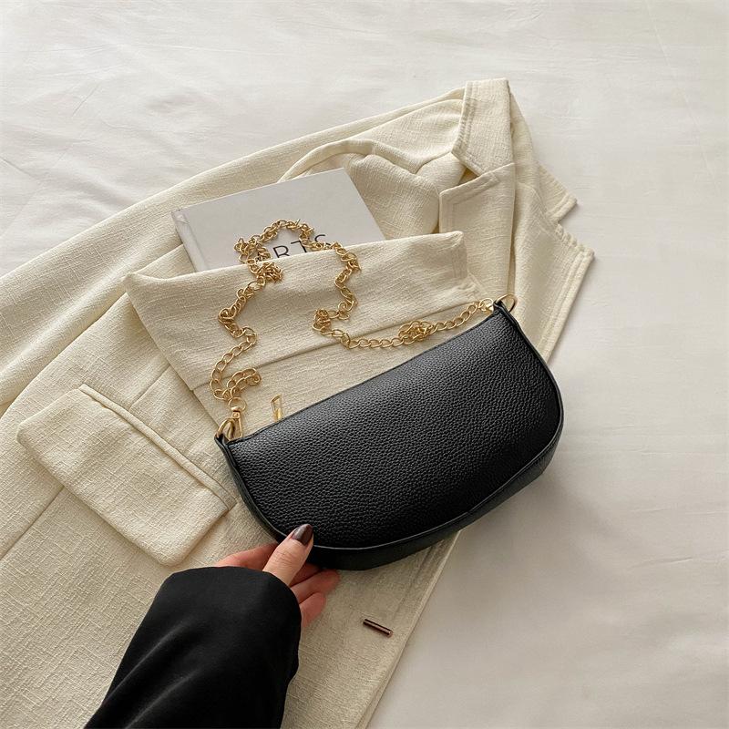 

Красивая сумка-седло женская модная сумка через плечо нишевый дизайн весна 2024 простая новая сумка-мессенджер в иностранном стиле чёрный