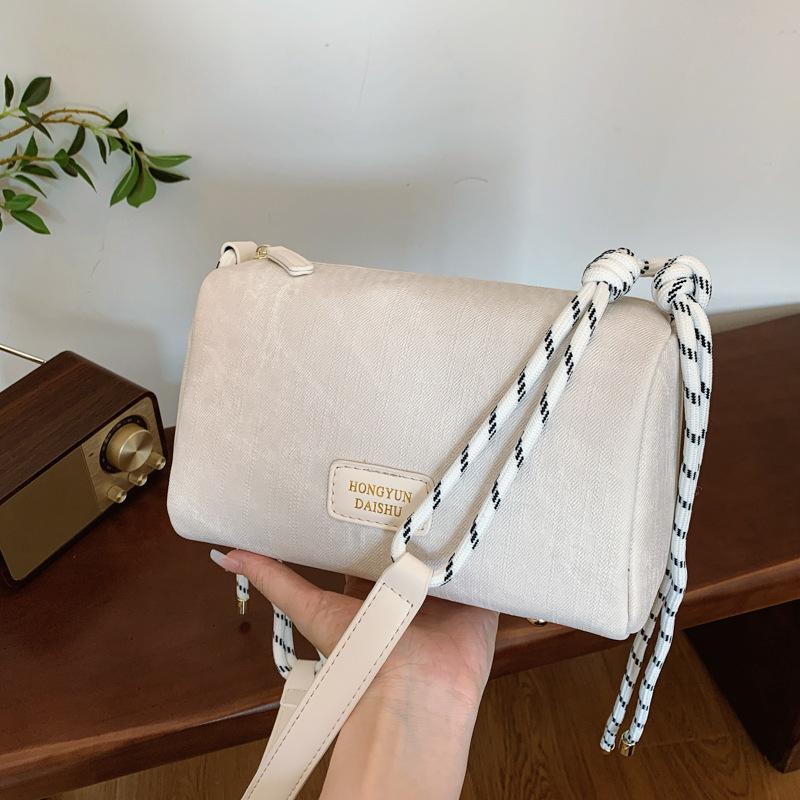 

Популярная в этом году сумка-подушка для женщин 2024 года, новая модная повседневная сумка через плечо, нишевая сумка-мессенджер super fire для поездок на работу бежевый