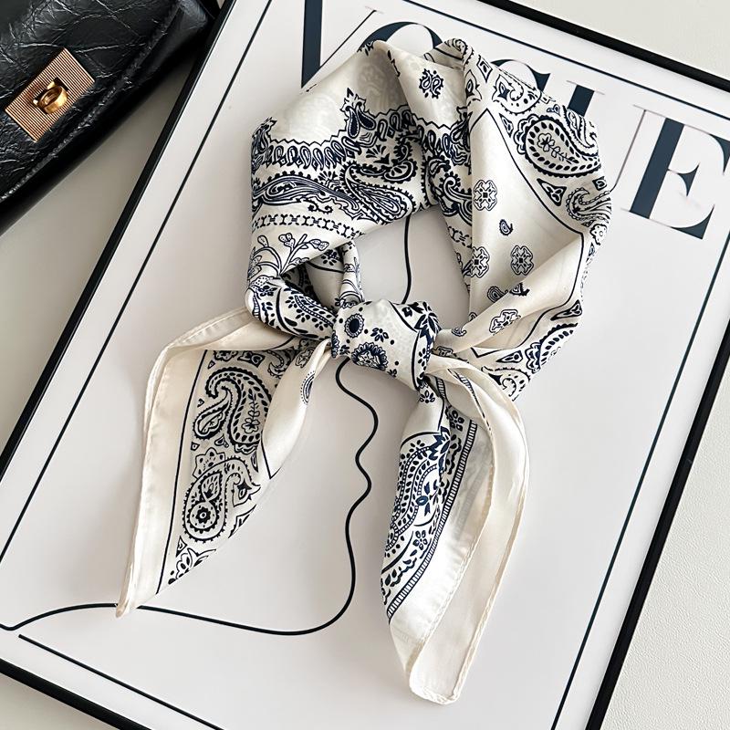 Damski jedwabny szalik w koreańskim stylu: Wszechstronny kwadratowy szalik z kamelią na wiosnę i jesień - do noszenia na szyi, na torebce lub we włosach