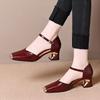 Metalowe kwadratowe sandały na grubym obcasie z otwartym przodem dla kobiet 2025 wiosna i lato nowe francuski temperament modne wszechstronne średni obcas małe liście