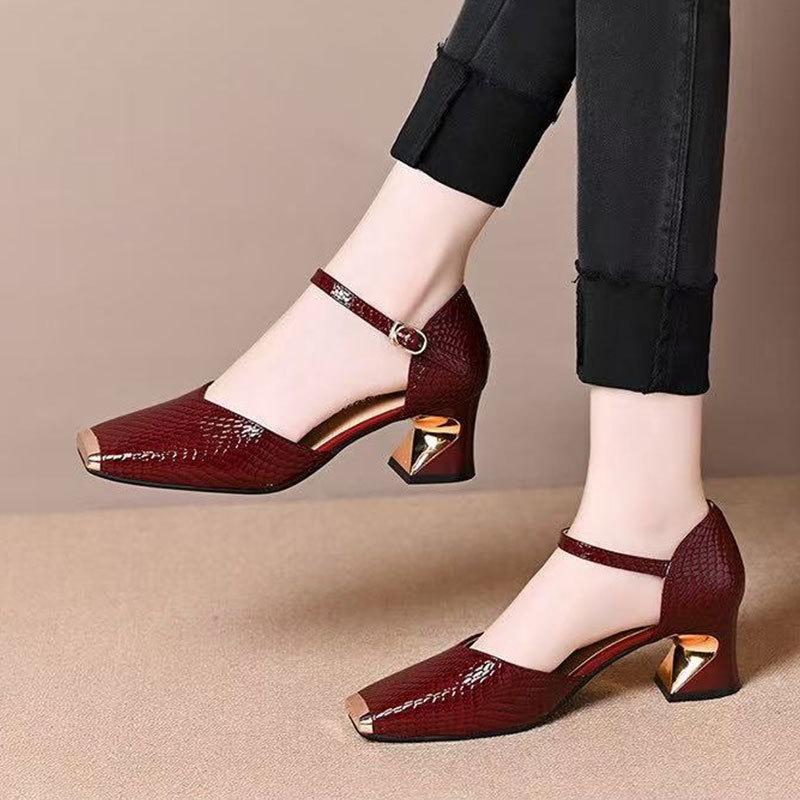 Metalowe kwadratowe sandały na grubym obcasie z otwartym przodem dla kobiet 2025 wiosna i lato nowe francuski temperament modne wszechstronne średni obcas małe liście