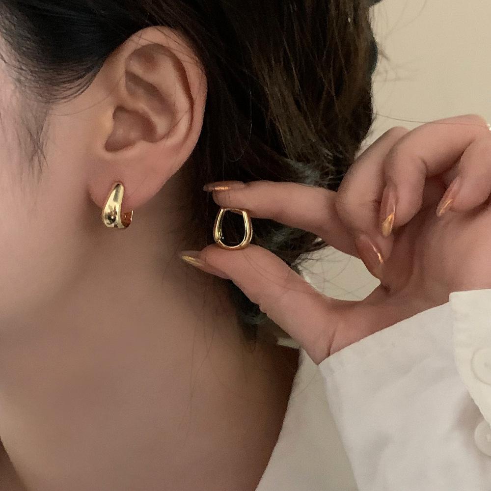 

Minimalist Luxury European & American Metal Ear Cuffs and Stud Earrings for Women