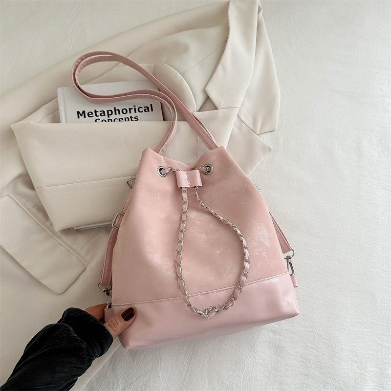 

Нишевый рюкзак женский 2025 новый модный модный сумка-ведро на цепочке легкая роскошь зарубежный стиль сумка под мышкой розовый