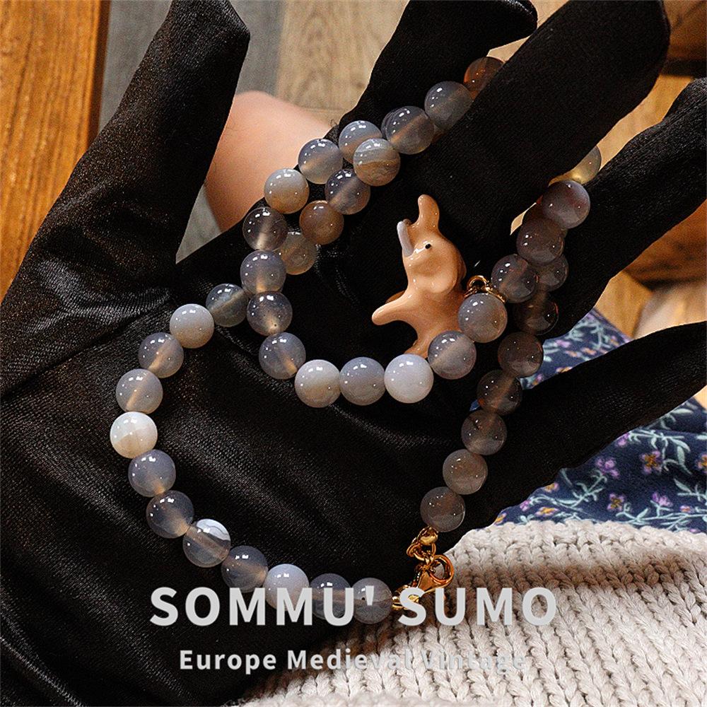 

Round gray agate stone high-end retro baby elephant literary gold-plated fashion collarbone necklace