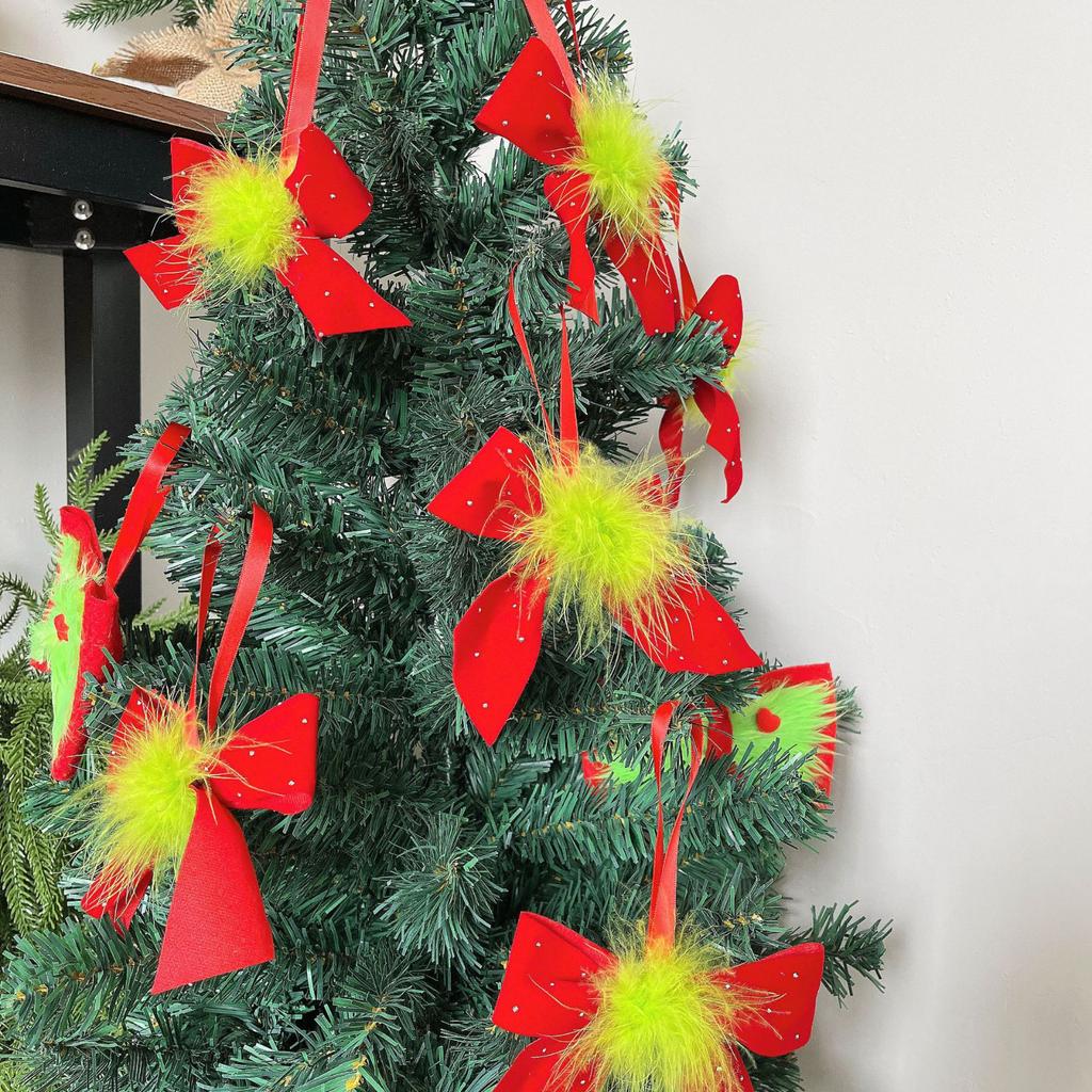 Vánoční plyšové přívěsky, mašle, ozdoby na vánoční stromek, aranžmá vnitřní scény, rekvizity pro fotografie