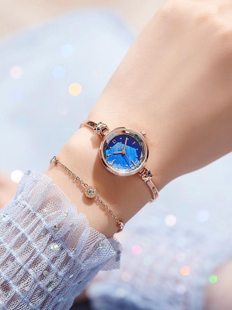 Women's luxury watch with a small dial, quartz watch, high-end stainless steel bracelet, women's design wristwatch.