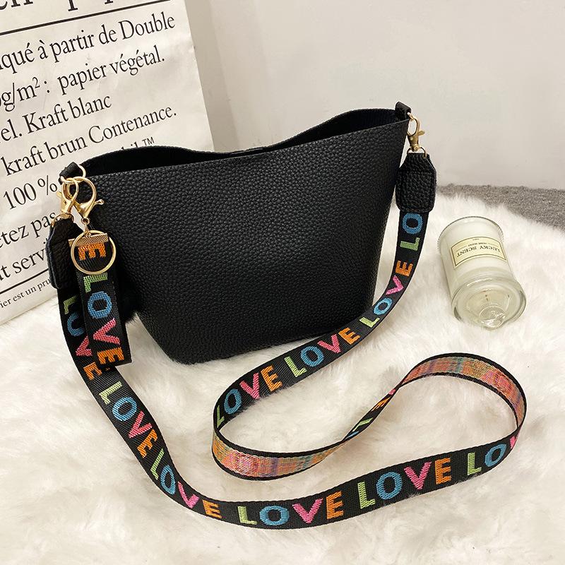 Lychee pattern ribbon single shoulder crossbody tote bag, a new letter bucket hairball diagonal span bag