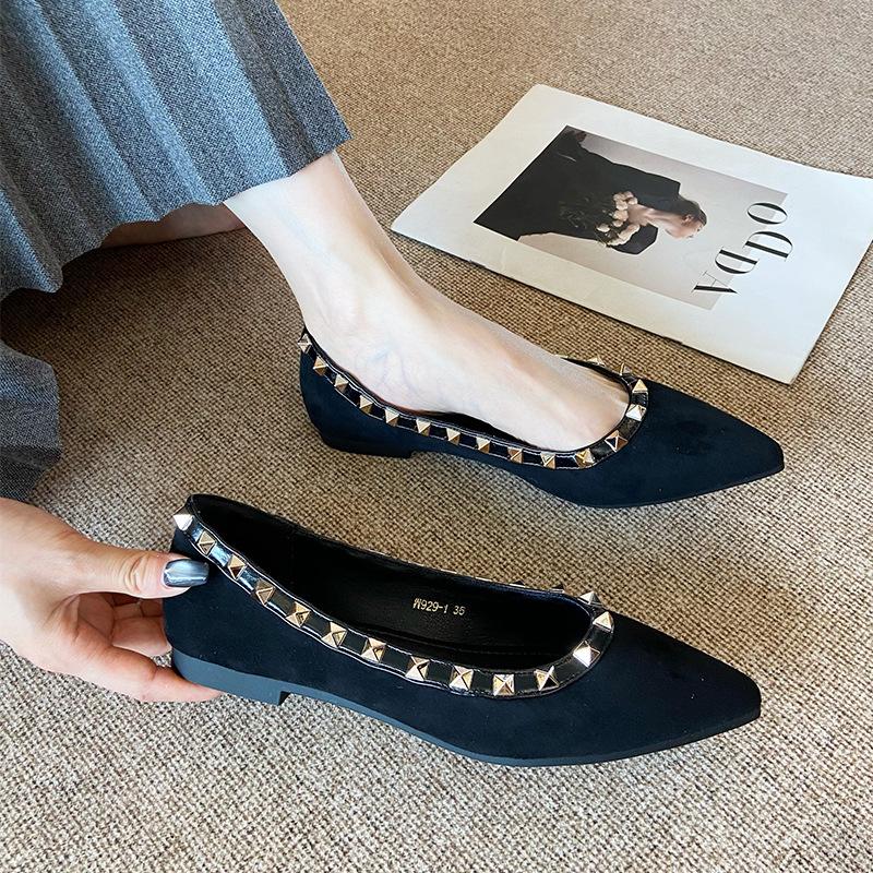 W929-1 Niete 2025 Herbst neue französische Ballerinas Temperament Innenhöhenerhöhung spitze Einzelchuhe vielseitige Pendler-Damen