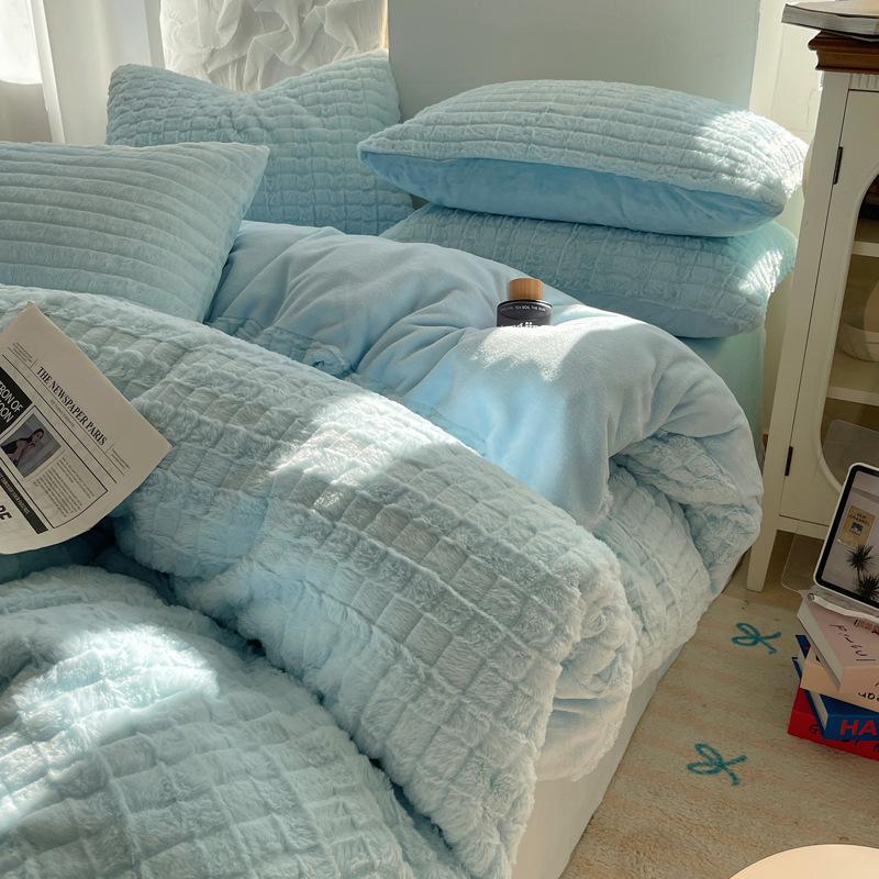 Rabbit Fleece Four-Piece Set, Thickened Milk Fleece Bed Sheet, Coral Fleece Quilt Cover, Three-Piece Flannel Bed Hat On The Bed