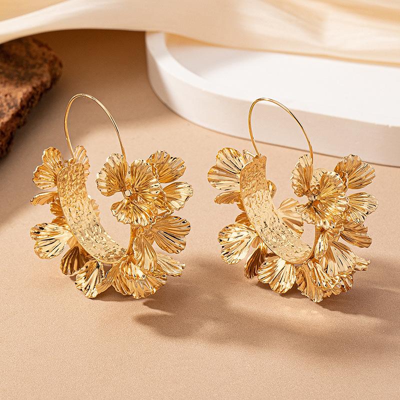 Popular Metal Flower Earrings for Women Temperament Fashion Light Luxury Hoop Earring Tide Daily Commute Party Accessories