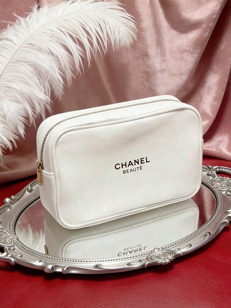 Weiße CHANEL BEAUTÉ Rechteckige Schminktasche, Reißverschluss in Gold, Kosmetiktasche für Reisen, Luxusmarke Beauty-Accessoire