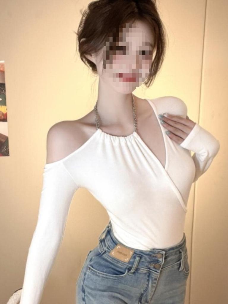 Oversized Chain T Shirt With Asymmetric Design For Casual Women Wear