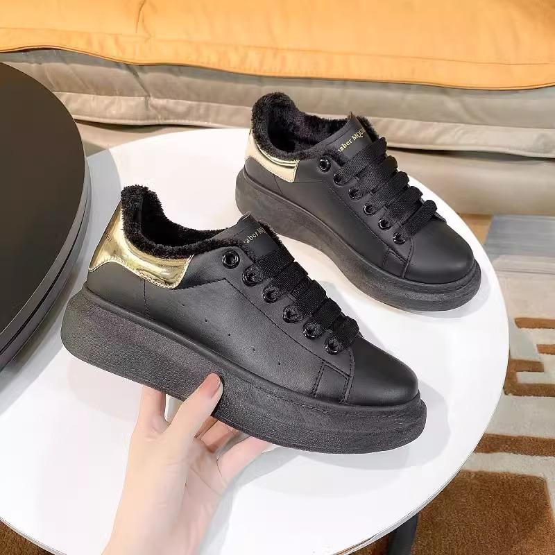 Schuhe Herren 2025 neu beliebt McQueen kleine weiße Schuhe Plateauerhöhung Paar vielseitige lässige Sport-Board-Schuhe Damen