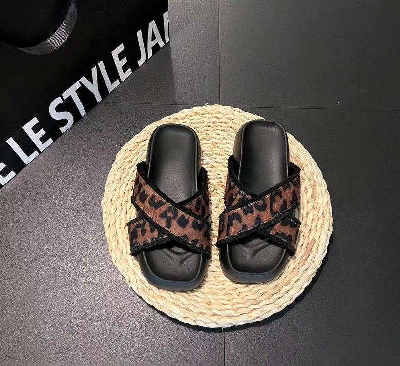 

Девушка-лошадь 2025 весенняя расцветка на толстой подошве шлепанцы на одно слово летние пляжные повседневные полушлепанцы прохладные шлепанцы женские 40 цветной печати леопарда