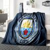Fotbalová deka Manchester Crest z flanelu, měkký polyester, moderní design, celoroční pro kempování, cestování, dárky k svátkům nebo narozeninám