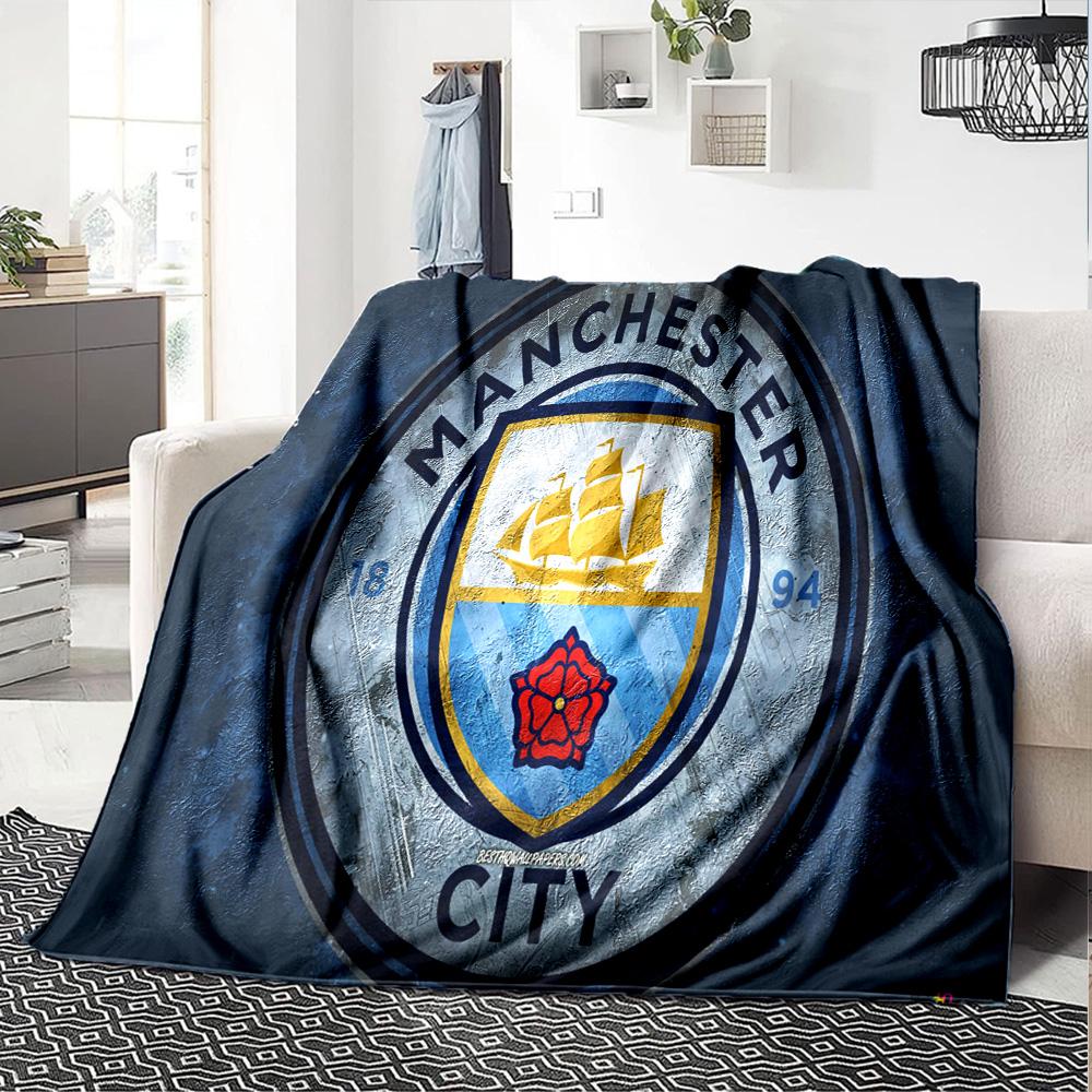 Fotbalová deka Manchester Crest z flanelu, měkký polyester, moderní design, celoroční pro kempování, cestování, dárky k svátkům nebo narozeninám