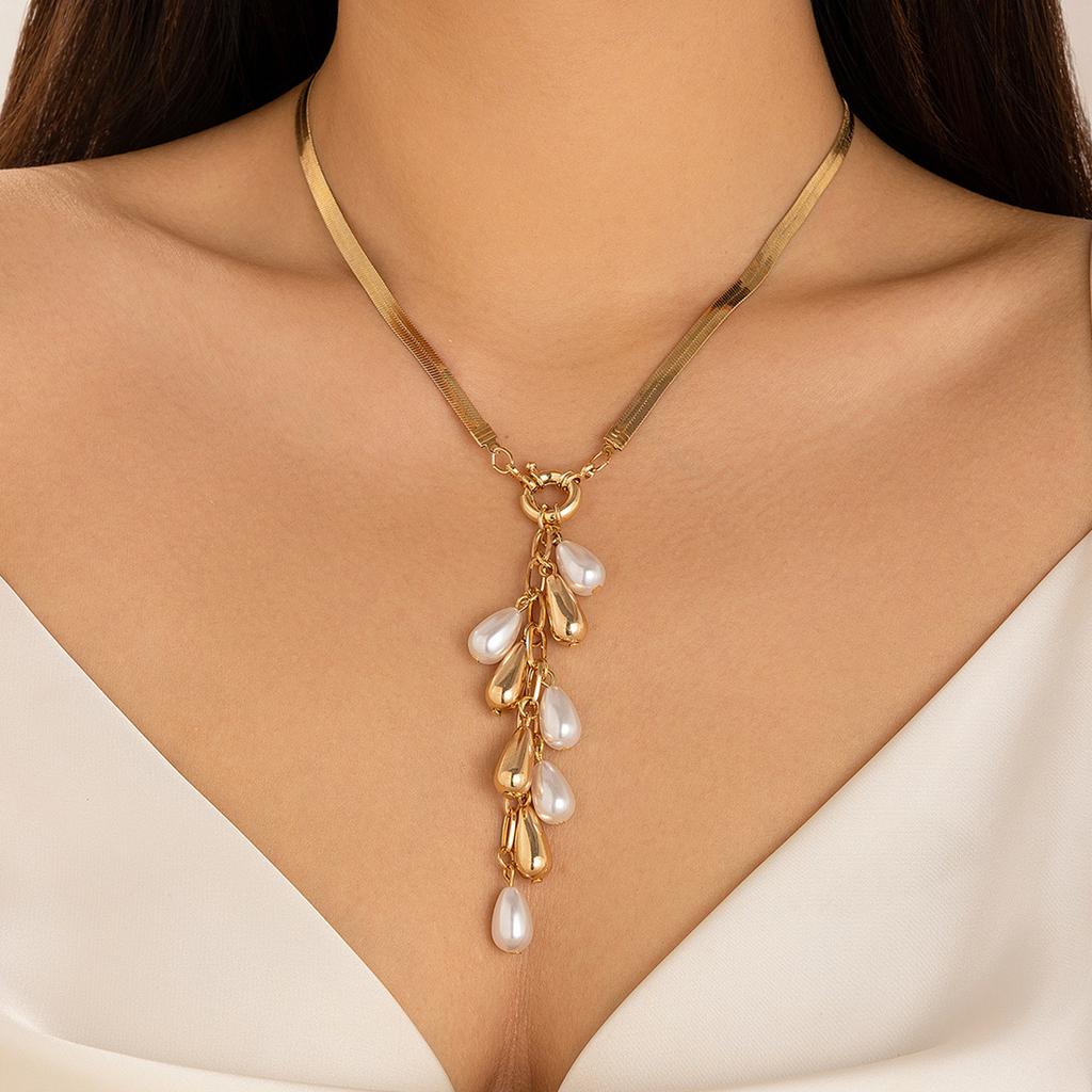 Baroque Court Style Imitation Pearl Fringed Necklace Retro Geometric Flat Snake Bone Necklace Decoration Snow Soft