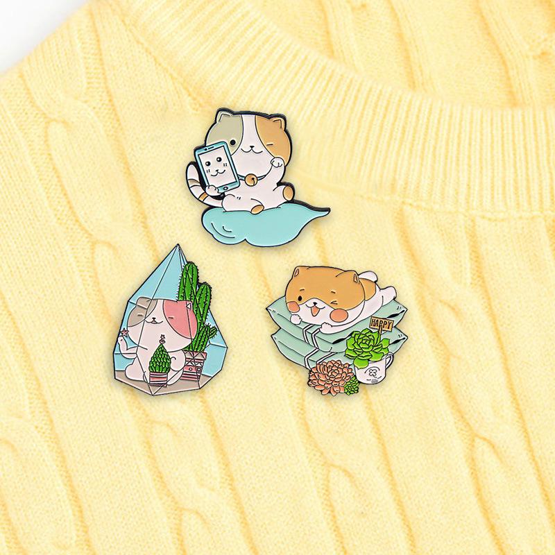 Cute Cat Star-Chasing Cactus Pillow Brooch