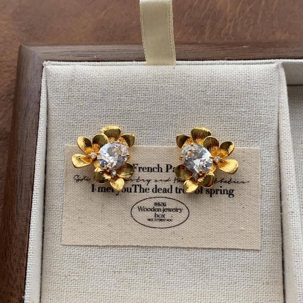 "Vintage Creamy Yellow Starfish Ear Clips: Elegant and Cute, Piercing-Free Sea Star Earrings"