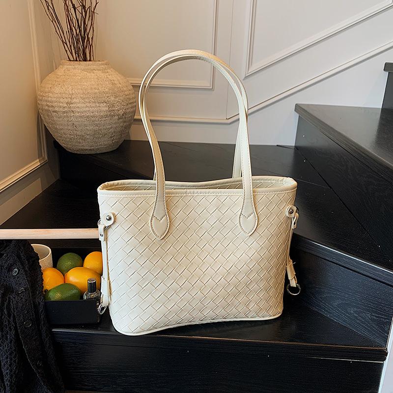 

Summer new niche fashion popular simple contrasting color tote bag portable shoulder women s bag белый