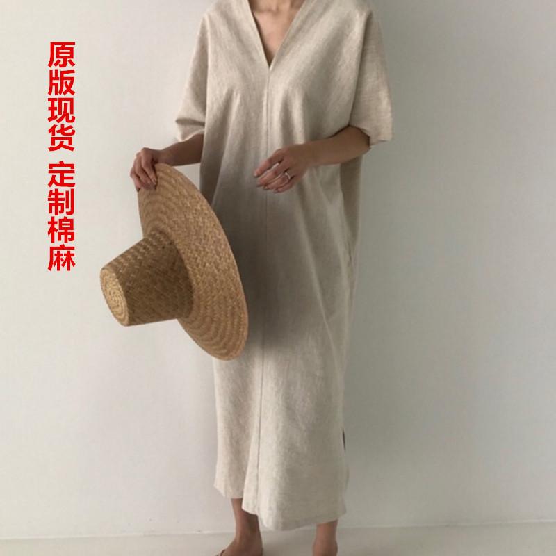 

Женщина в длинном платье с короткими рукавами и V-образным вырезом one size абрикосовый