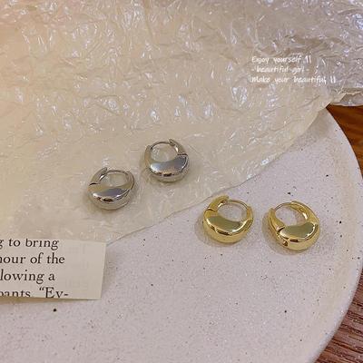 Pendientes coreanos de metal con forma de gota de agua: Versátil, lujoso, sencillo y elegante.