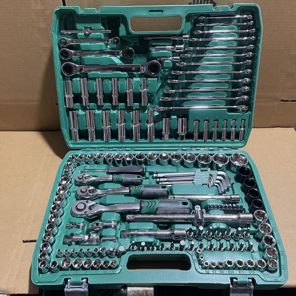 150-elementowy zestaw narzędzi nasadowych i kluczy do naprawy samochodu