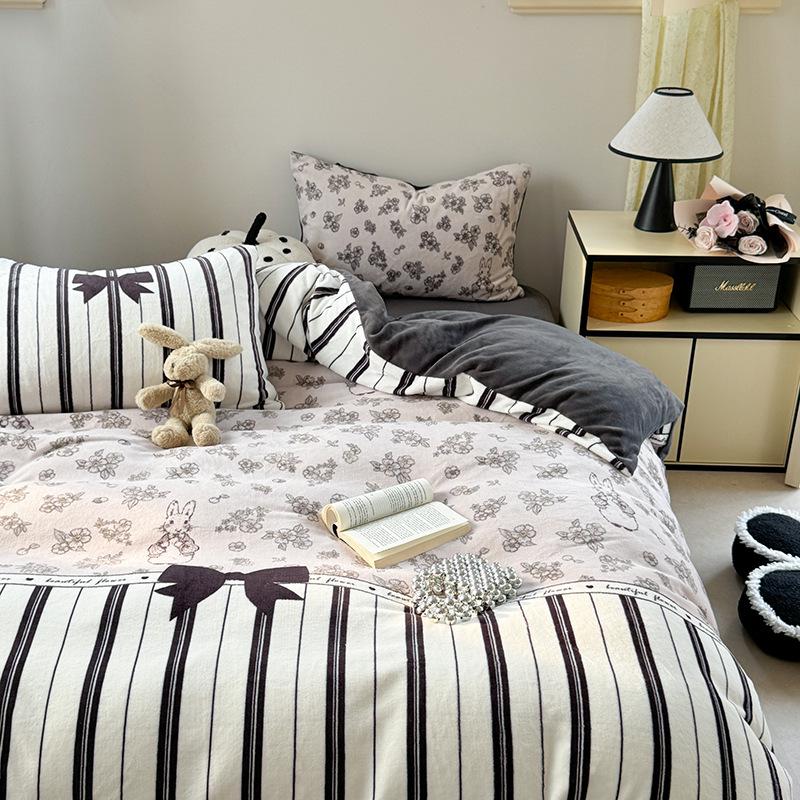 Winter Thickened Milk Velvet Girlish Heart Dog Bed Set (4-piece, Coral Fleece, Large Print Teacup Size)