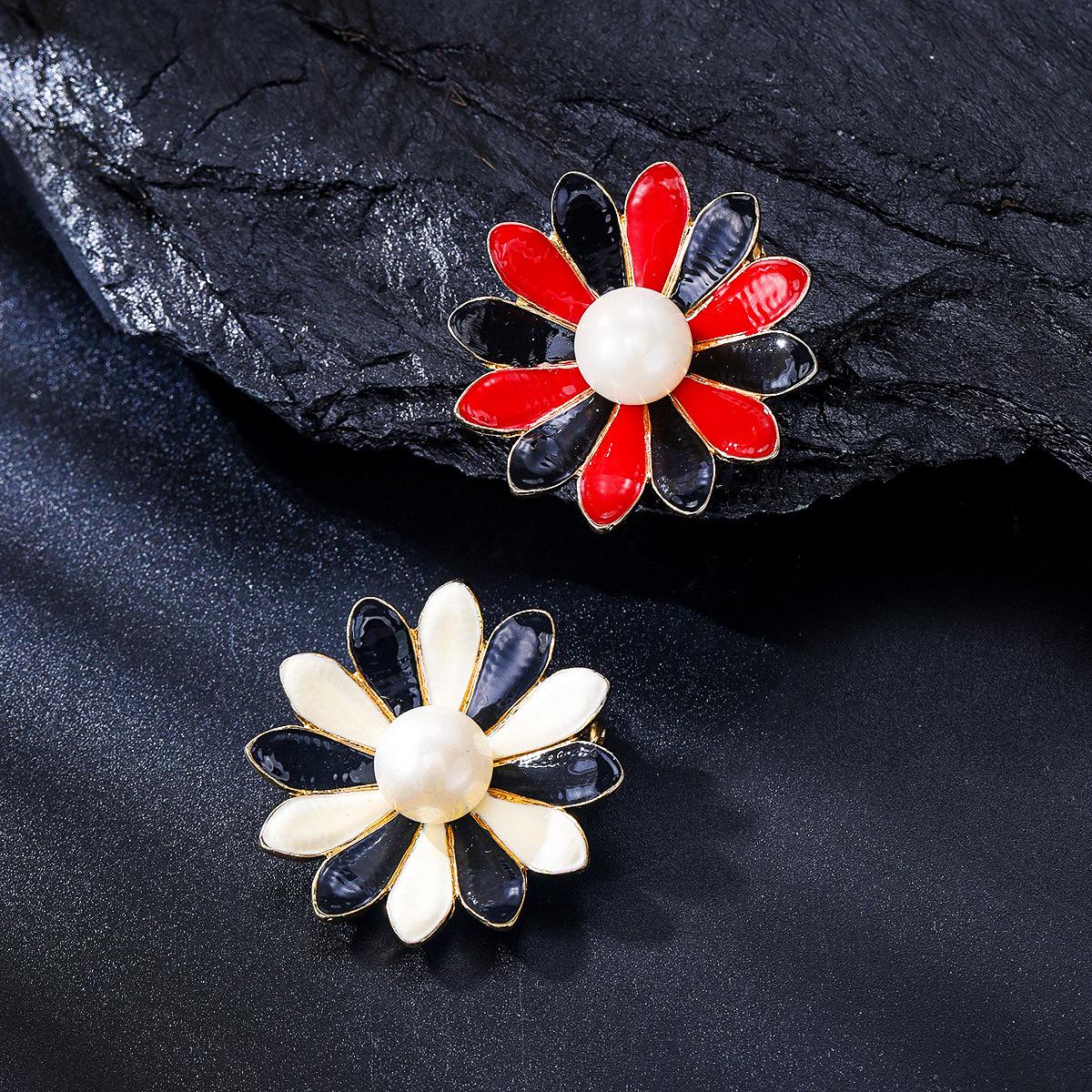 

Exquisite Fashion Versatile Flower Brooch Summer Cardigan Neckline Anti-light Buckle Temperament Generous Suit Jewelry Corsage