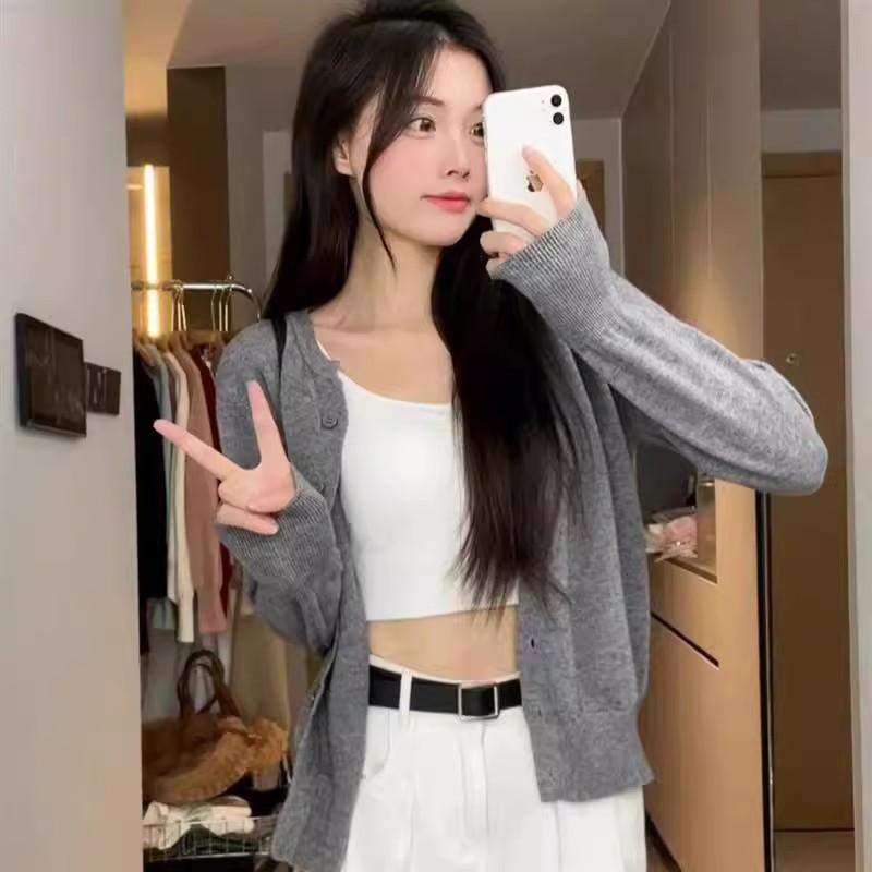 This Autumn and Winter Light Knitted Cardigan Is A New Style for Women, Featuring A Laid-back and Soft Sweater with A High-end Look