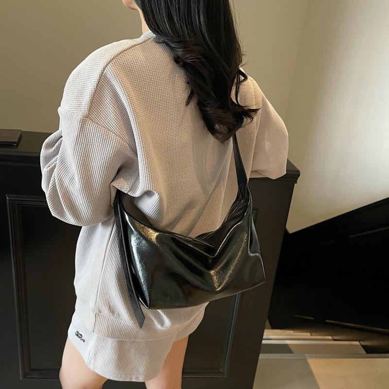 Large-capacity Simple Bag Women's Spring and Summer New Fashion Shoulder Messenger Bag Commuter Dumpling Bag