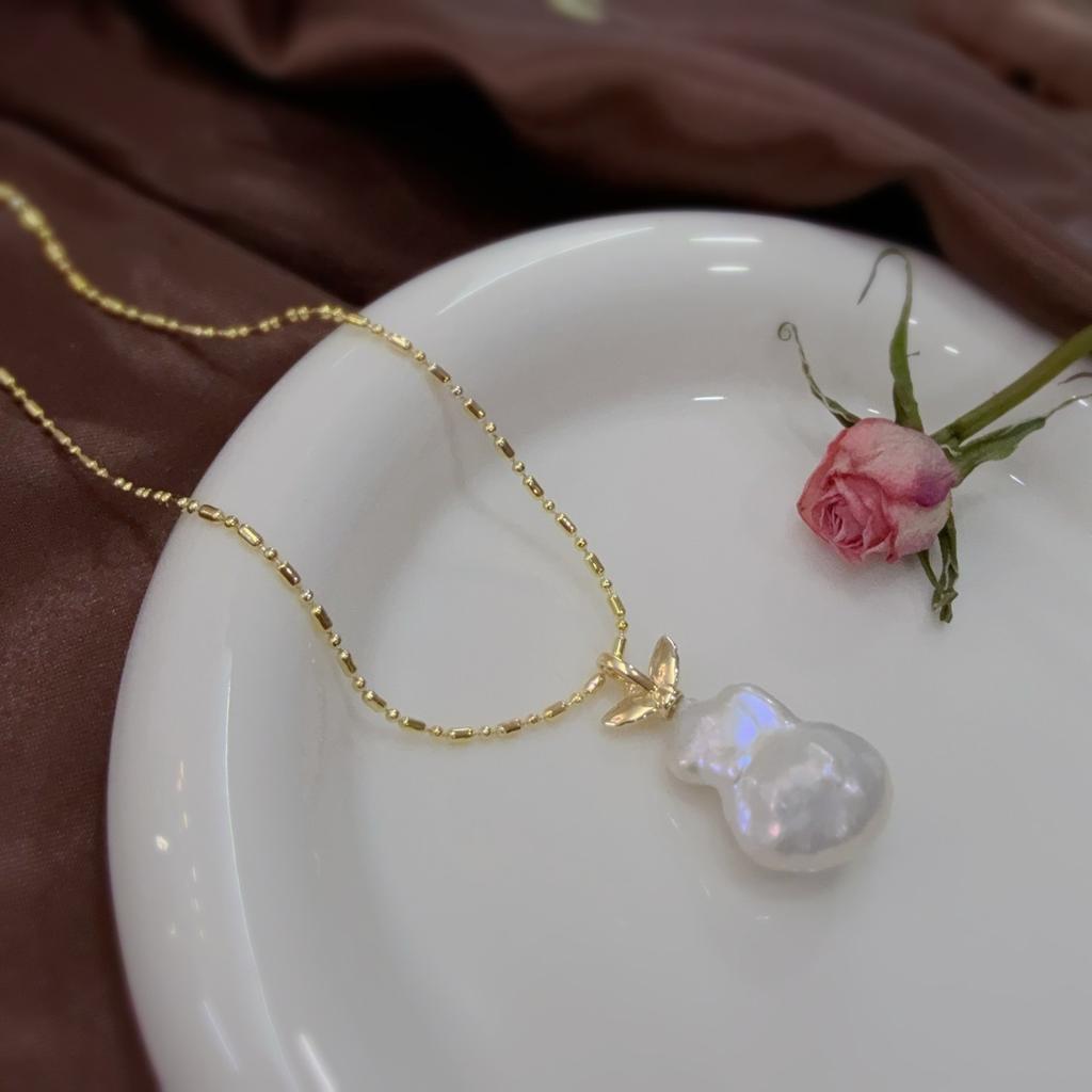 Angel baby design, big baroque necklace, natural pearl, special-shaped versatile necklace, retro sweater chain.