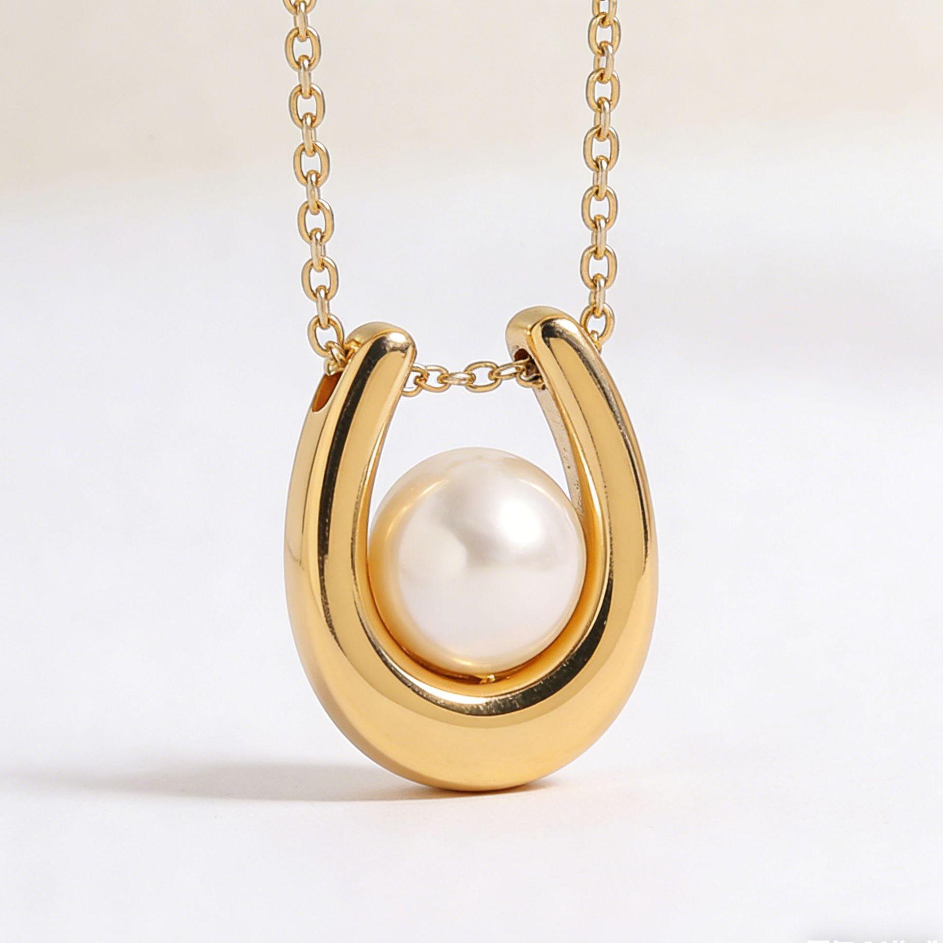 High-End Horseshoe Pearl and Zirconia Pendant Necklace for Women