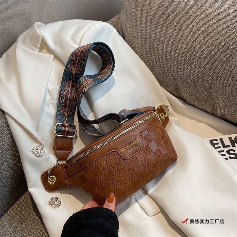 Retro niche design bag women's autumn and winter new fashion messenger bag small bag versatile popular breast bag fanny pack