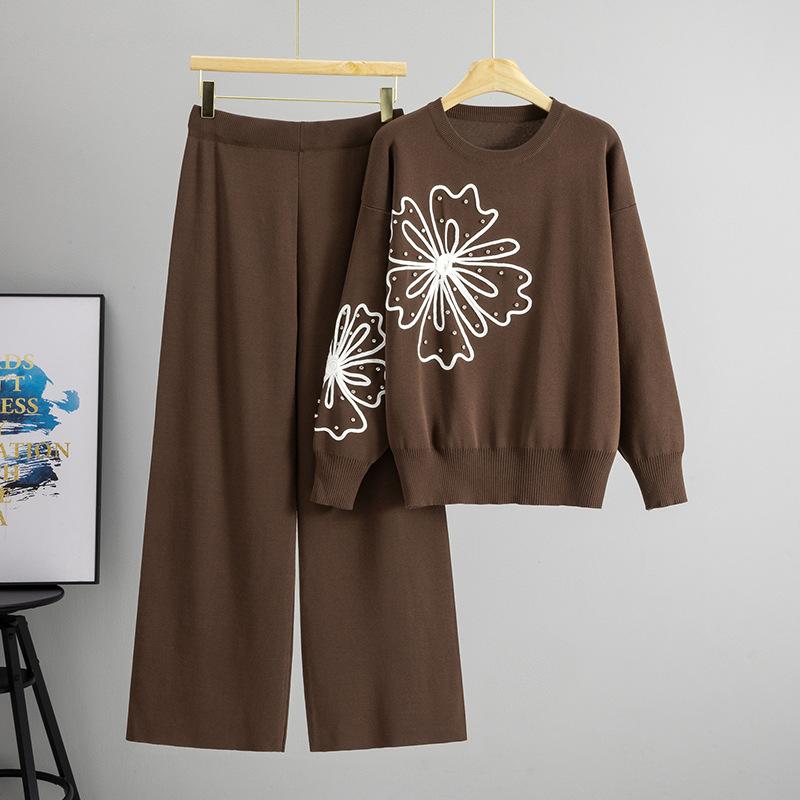 

Осенне-зимний топ с круглым вырезом и трехмерным цветком в стиле колор-блок, брюки с высокой посадкой и широкими штанинами, вязаный комплект для женщин, комплект из двух предметов One Size кофейный