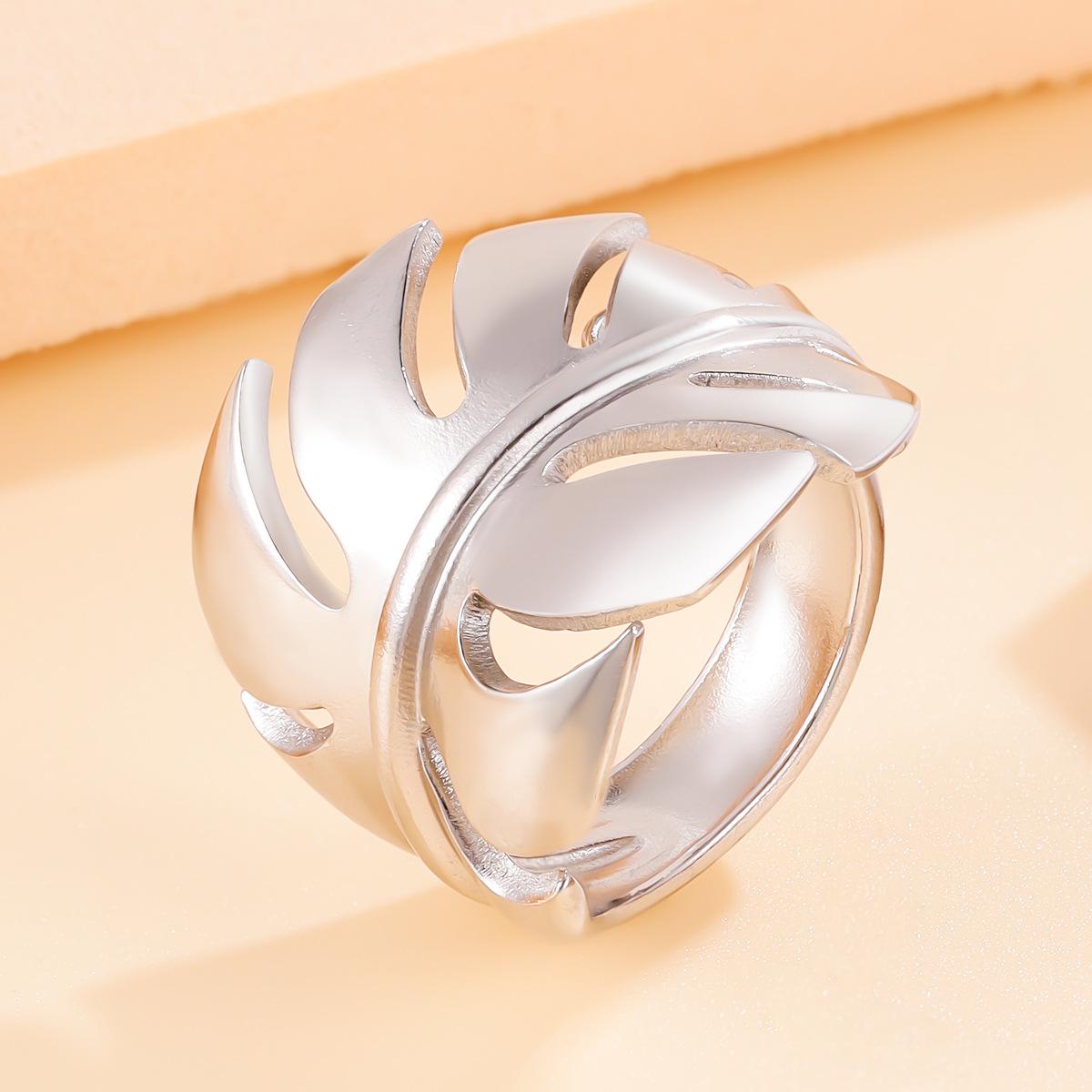 Retro Elegant Leaf Open Stainless Steel Ring in 18K Gold for Women