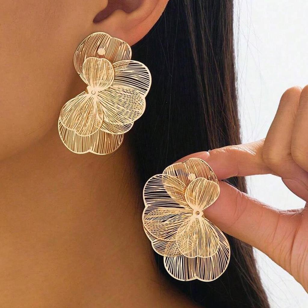 Silberne Strass Quasten Ohrringe: Übertriebenes Blumendesign für einen stilvollen Look.