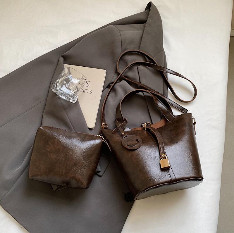 

Портативная сумка-корзина для овощей женская осень и зима 2025 года, новая модная сумка-ведро, универсальная сумка-мессенджер через плечо темно-коричневого