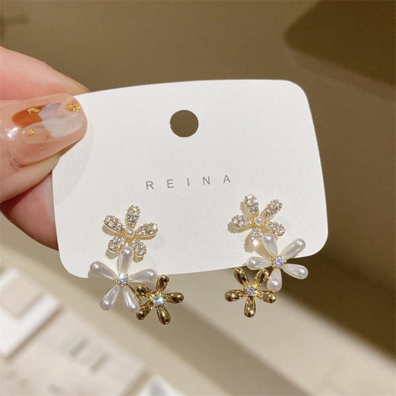 

Korean Style Cute Flower Stud Earrings - Niche Design with High-End Versatile Appeal. золотой