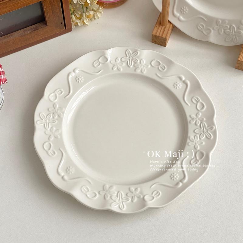 

White Flower Relief Ceramic Plate Household High Aesthetic Exquisite Floral Shape Flat Plates Afternoon Tea Bread Dessert Dish 8 inches білий
